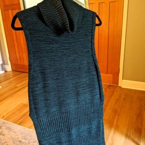 BR Sleeveless high-low sweater
